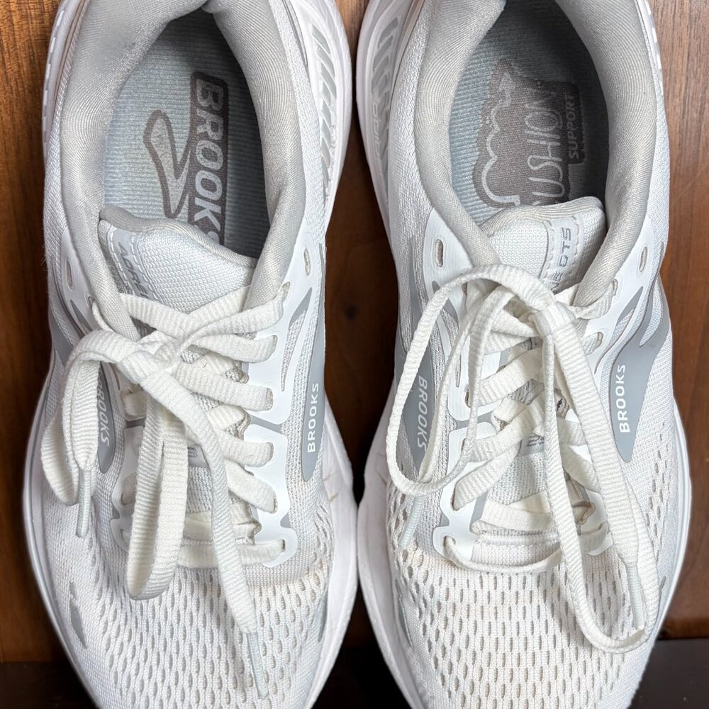 Brooks Adrenaline GTS 23 White Oyster Womens Running Shoes - Sz 7 - GUC - Picture 7 of 9